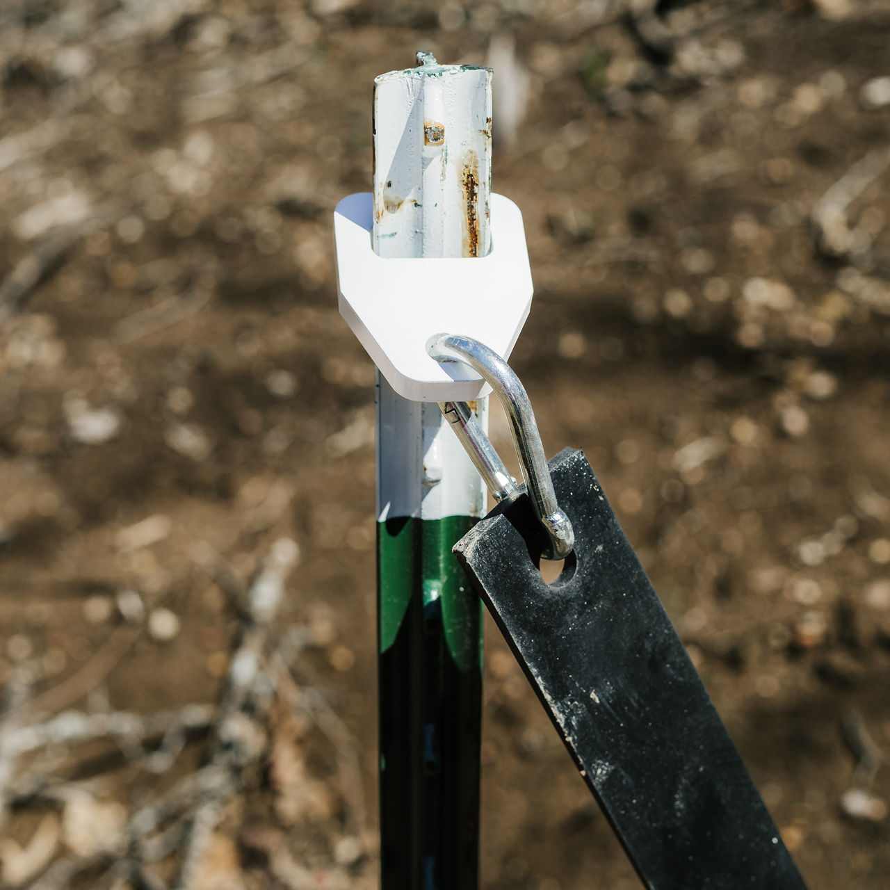 t-post-target-hanger-with-caribiner-clip